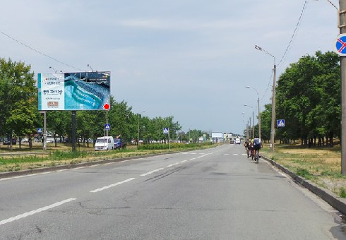 Щит 6x3,  Богатырская ул. (на разделителе)